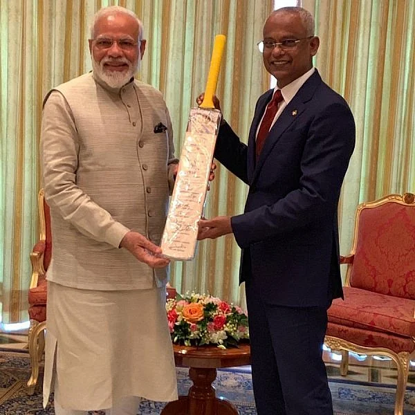 `கிரிக்கெட்டால் இணைந்தோம்!’ - மாலத்தீவு அதிபருக்கு பேட் கிஃப்ட் கொடுத்த மோடி
