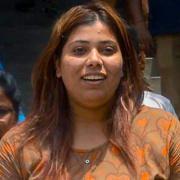 `சிறையில் மோசமா நடந்தாங்க; டாய்லெட்டில் தண்ணீரில்லை!' - மம்தா குறித்து மீம் போட்ட பா.ஜ.க நிர்வாகி