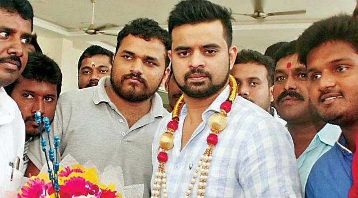 `இது குடும்பம் இல்ல... விக்ரமன் சார் படம்!' - தாத்தா தேவகவுடாவுக்காக வழிவிடும் பேரன்; இது கர்நாடக கலாட்டா