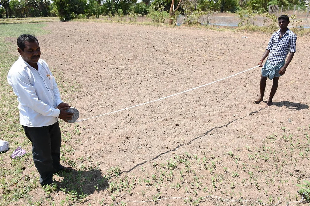 ரூ.10,000-ல் நடவு நடும் கருவி - தஞ்சை விவசாயியின் அசத்தல் கண்டுபிடிப்பு!