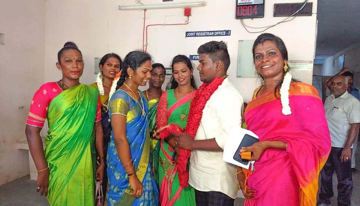 தமிழகத்திலேயே முதல்முறையாக ஆண் - திருநங்கை திருமணத்துக்குப் பதிவுச் சான்றிதழ்!