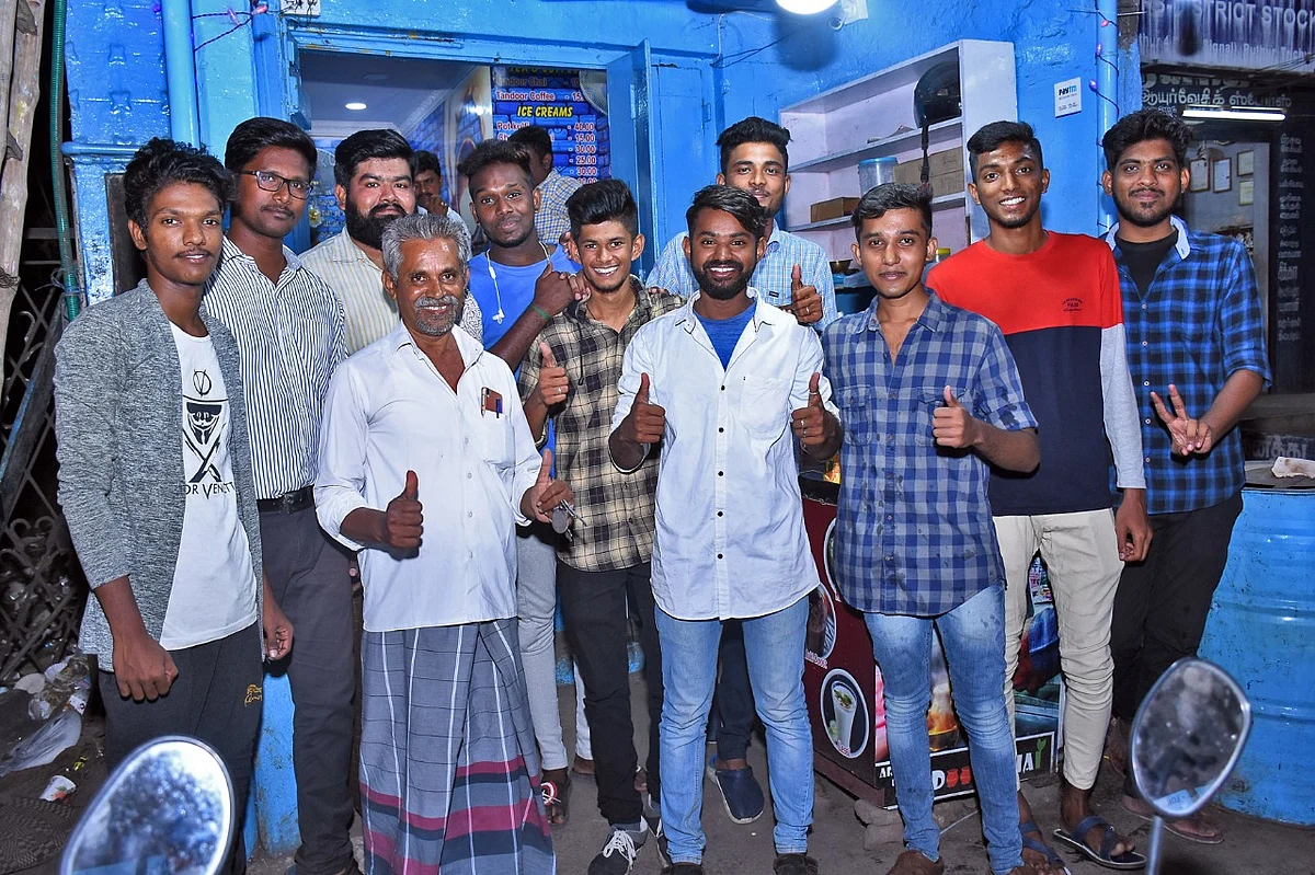 டீ கடை நடத்தும் பொறியியல் பட்டதாரி