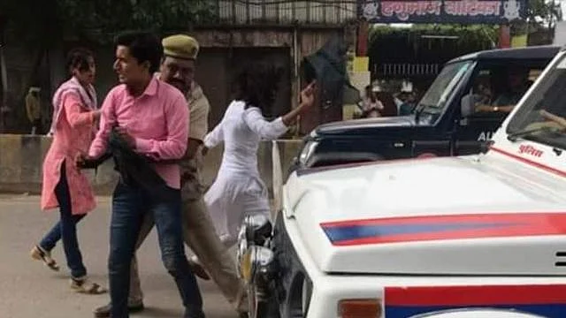`என்னைக் குறிவைத்துத் தாக்குகிறார்கள்!'- அமித் ஷாவுக்குக் கறுப்புக்கொடி காட்டிய மாணவி வேதனை