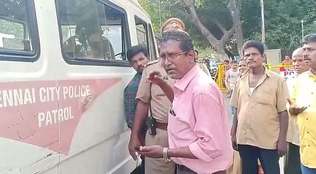 போதையில் காரோடு மல்லுக்கட்டிய அரசு ஊழியர்கள்! - நடுரோட்டில் நடந்த வடிவேலின் தள்ளு...தள்ளு
