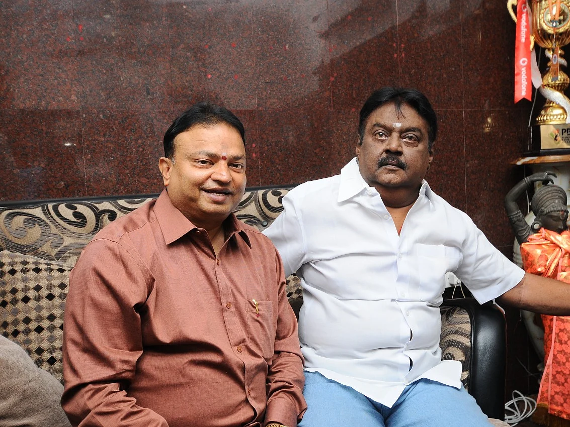 நடிகர் சங்கத் தேர்தலுக்காக ஸ்வாமி சங்கரதாஸ் அணியினர் விஜயகாந்தைச் சந்தித்துப் பேசிய புகைப்படங்கள்!