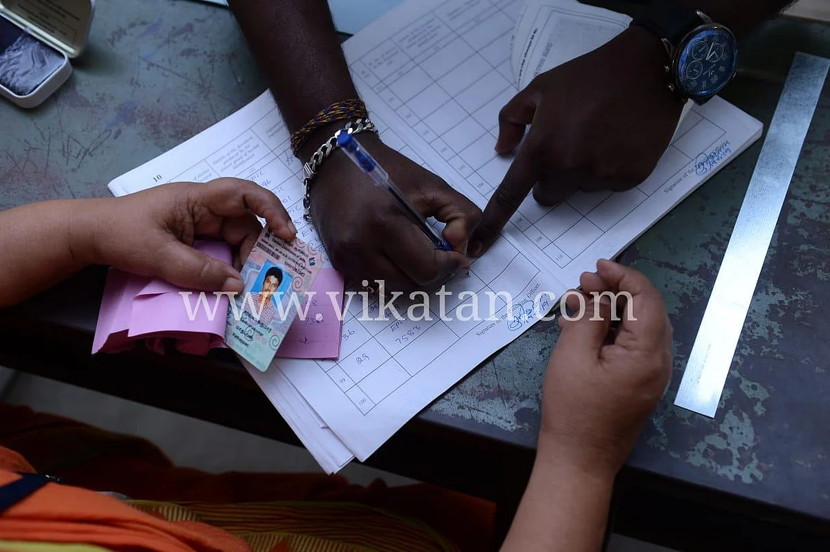 வரிசை எண் பிரச்னையை சமாளிக்க மாதிரி வாக்கு இயந்திரம்! - சூலூர் அ.ம.மு.க அடடே ஐடியா