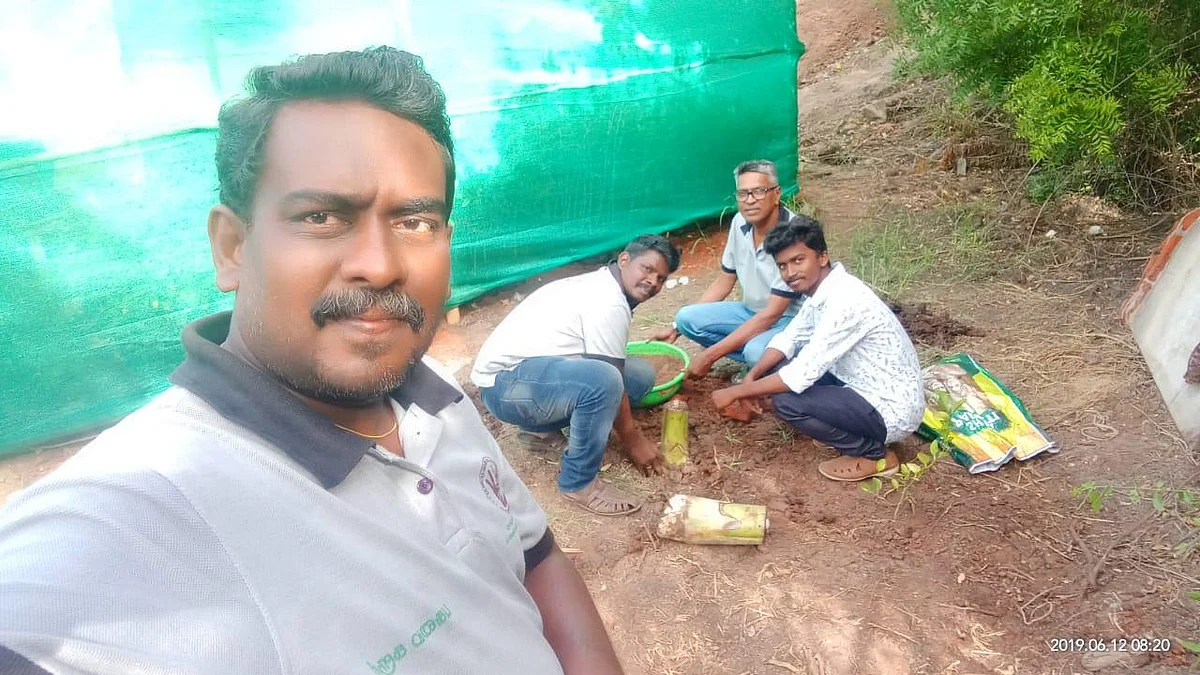 இப்படியும் பரிசு கொடுக்கலாம்... பிறந்த நாளில் இளைஞரை நெகிழவைத்த நண்பர்கள்!