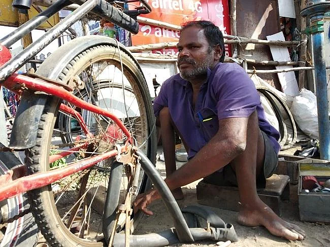 `உடம்புக்கு முடியலனாலும் தொழிலுக்கு வந்துடுவேன்...சைக்கிள் சர்வீஸ் செய்யும் மாற்றுத்திறனாளி #MyVikatan