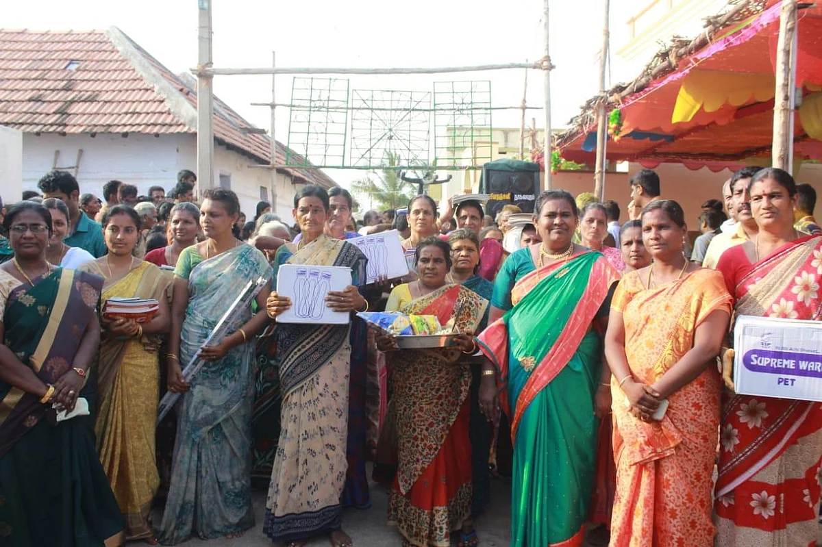 `நீங்கதான் தூக்கணுமா; நாங்களும் தூக்குவோம்!'- இளவட்டக்கல்லை தூக்க களமிறங்கிய கிராமத்துப் பெண்கள்