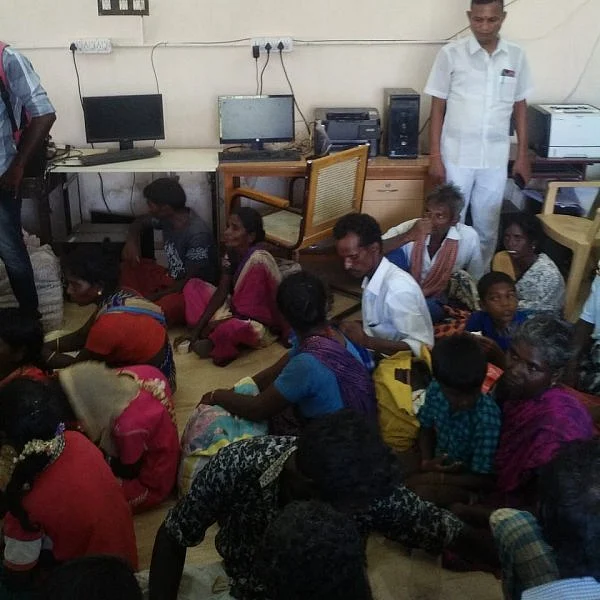 ``சிகிச்சைக்குக்கூட அனுமதிக்கல!” - கொத்தடிமை கொடுமையில் இருந்து மீட்கப்பட்ட பெண் கண்ணீர்