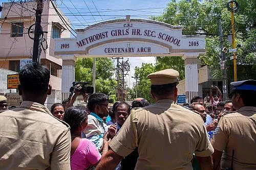`மயங்கிக் கிடந்த மகளை 3 மணி நேரமாக பள்ளியில கிடத்தி வெச்சுருக்காங்க!'- மாணவியை இழந்த தாய் கதறல்