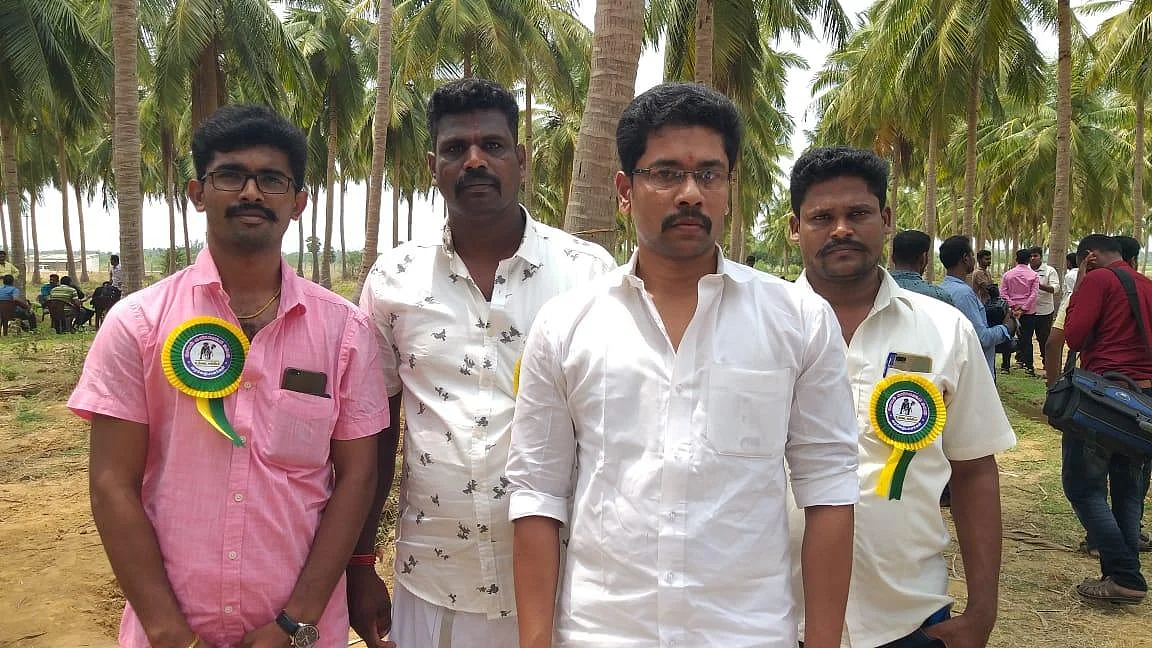 அழகில் அசத்திய கிளிமூக்கு மயில்வால் சேவல்கள் - களைகட்டிய கண்காட்சி