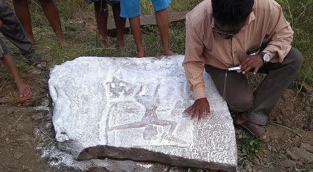 1,200 ஆண்டுகள் பழைமையான வட்டெழுத்து நடுகல் - காவேரிப்பட்டணத்தில் கண்டெடுப்பு !