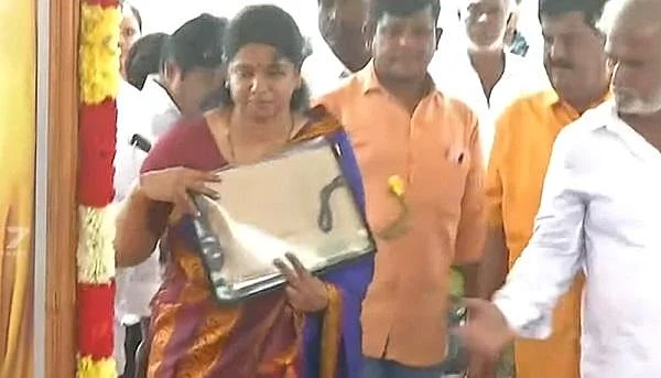 வெற்றிச் சான்றிதழில் விழுந்த மலர்! - கருணாநிதி சமாதியில் கலங்கிய கனிமொழி