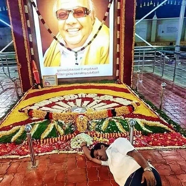 `ஒன்பது மாதங்களுக்குப் பிறகு நிம்மதி கிடைத்தது!' - கருணாநிதி சமாதியில் உறங்கியது குறித்து கலங்கும் நித்யா
