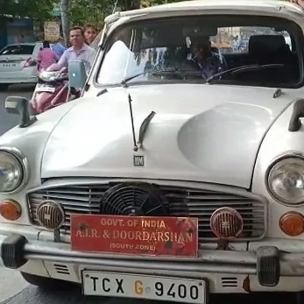 போதையில் காரோடு மல்லுக்கட்டிய அரசு ஊழியர்கள்! - நடுரோட்டில் நடந்த வடிவேலின் தள்ளு...தள்ளு