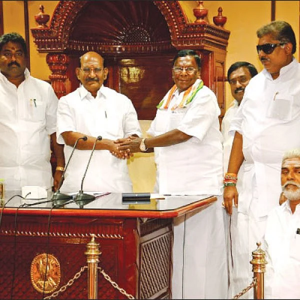 “பணத்துக்காகப் பதவியை விற்கிறார்கள்!” - புலம்பும் புதுச்சேரி காங்கிரஸார்...