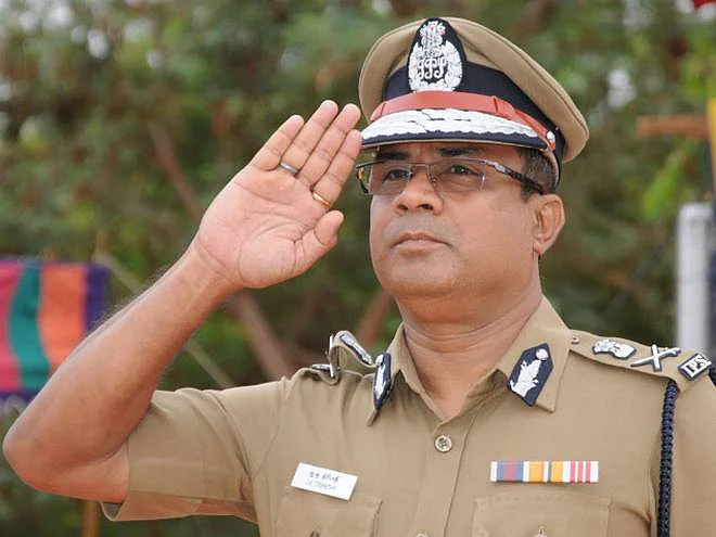 ஐ.ஏ.எஸ்ஸுக்கு ஆசைப்பட்டு ஐ.பி.எஸ் ஆனார் - டி.ஜி.பி திரிபாதியின் `தில்' பக்கங்கள்