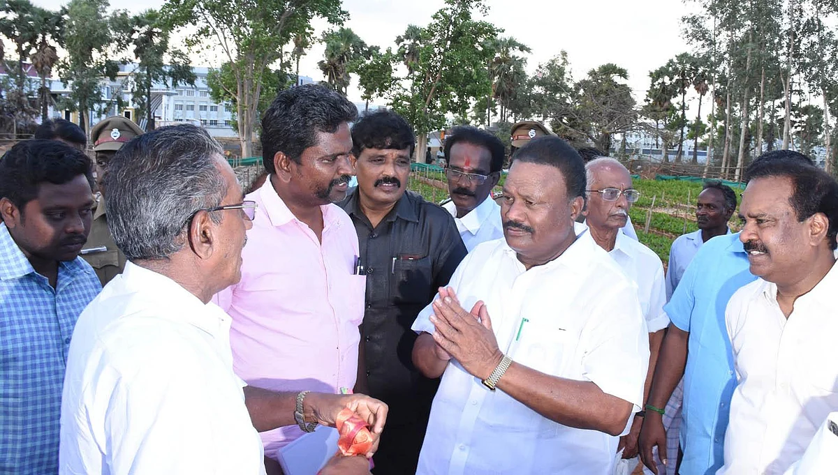 ``சசிகலாவுக்கும், தினகரனுக்கும் அ.தி.மு.க-வில் இடமில்லை!” - திண்டுக்கல் சீனிவாசன் உறுதி