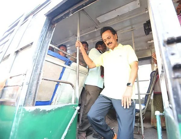 ஸ்டாலினைக் கரைக்கப் போராடும் அமித் ஷா! - பன்னீரைக் கண்காணிக்கும் எடப்பாடி!