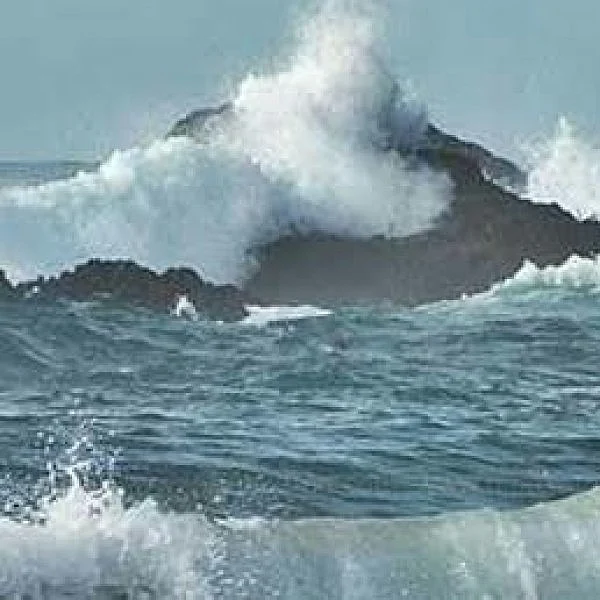 குமரியில் ராட்சத அலையில் சிக்கிய சிறுவர்கள் - தேடுதல் பணியில் கடலோரக் காவல் படை!