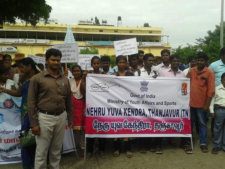`அவர் குடும்பம் நிர்க்கதியாய் நிற்கிறது; அரசு உதவ வேண்டும்!' - தஞ்சை சமூக ஆர்வலருக்காகத் திரண்ட மக்கள்