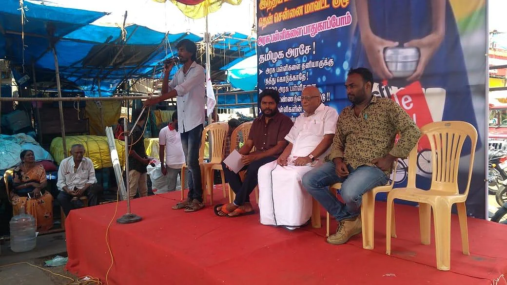 `` `ஃபீஸ் கட்டி மாளல'னு புலம்புறாங்க!" அரசுப் பள்ளிக்கான சைக்கிள் பேரணியில் மாரியப்பன்