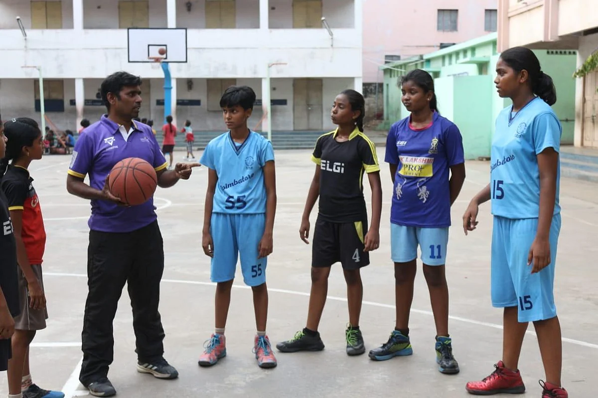 வெறுங்காலில் ஆடியவர்கள் இப்போ இந்திய அணியில்... கூடைப்பந்தில் அசத்தும் கோவை அரசுப் பள்ளி!