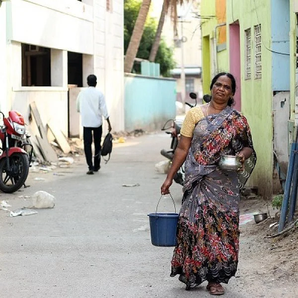 ``எனக்கு பென்ஷன் பணம். நாய்களுக்குச் சாப்பாடு ...'' - தெருநாய்களுக்கு உணவளிக்கும் சரஸ்வதியம்மா!