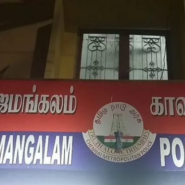 மாறியது டூவீலர்ஸ்; சிக்கியது இன்ஸ்பெக்டரின் துப்பாக்கி!- அதிர்ச்சியில் மீன்வாங்க வந்தவர்