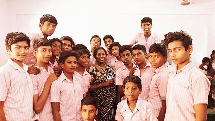 இந்த ஆசிரியை மாணவர்களின் வீட்டுக்குச் சென்று பரிசு அளிப்பது எதற்காகத் தெரியுமா? #CelebrateGovtSchool