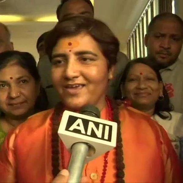 பிரக்யாவுக்கு சாதகமான கருத்துக்கணிப்பு - பழைய வழக்கைக் கையில் எடுக்கும் காங்கிரஸ்!