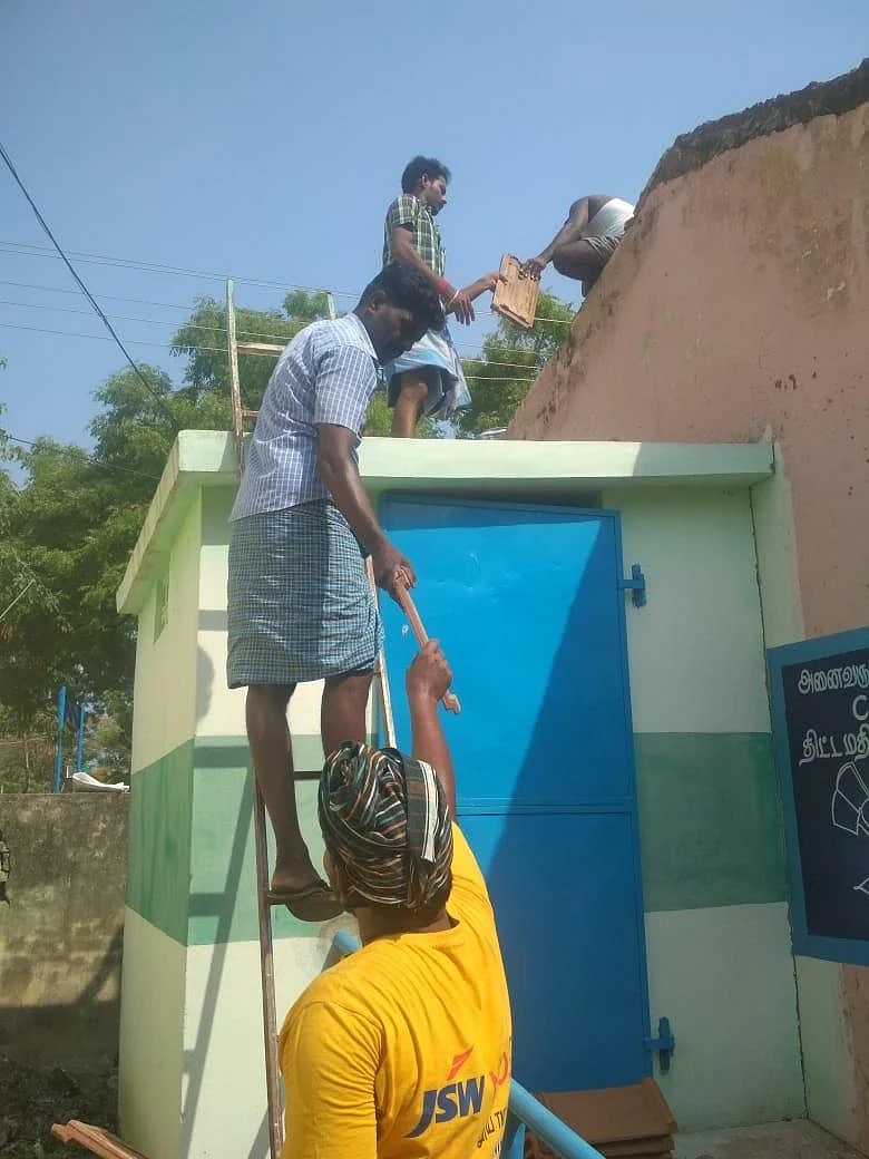 `கூரைகள் ஓட்டை; மழை வந்தால் கஷ்டம்தான்: விருதுநகர் அரசுப் பள்ளியின் 2 ஆண்டு அவலத்தை சரி செய்த இளைஞர்கள்