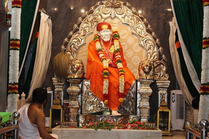 மலர்களைப் போல, உங்கள் துயரங்களையும் பாபாவின் பாதத்தில் சமர்ப்பியுங்கள்... ஷீரடி சாயியின் மகிமைகள்