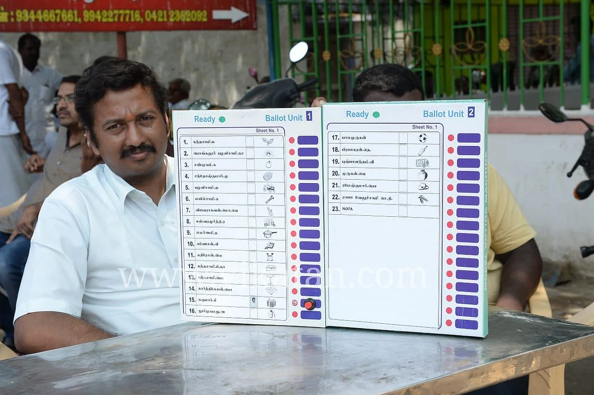 வரிசை எண் பிரச்னையை சமாளிக்க மாதிரி வாக்கு இயந்திரம்! - சூலூர் அ.ம.மு.க அடடே ஐடியா