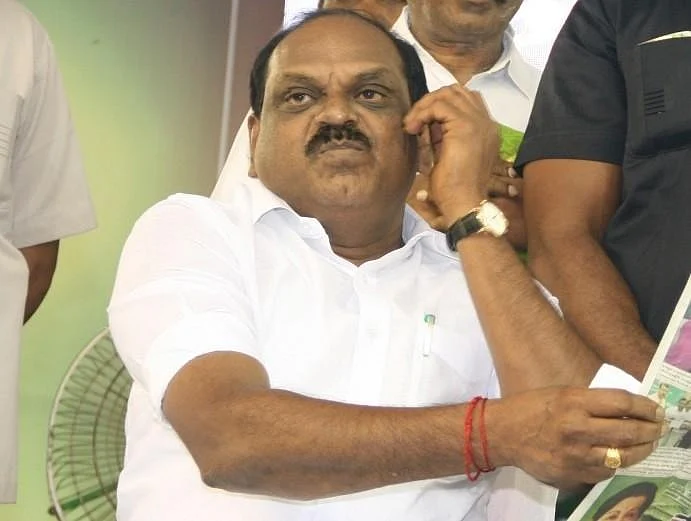 `முந்திய எடப்பாடி; பிந்திய ஓ.பி.எஸ்!' - தனியே தன்னந்தனியே வைத்திலிங்கம்