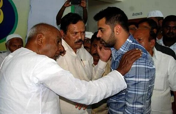 `இது குடும்பம் இல்ல... விக்ரமன் சார் படம்!' - தாத்தா தேவகவுடாவுக்காக வழிவிடும் பேரன்; இது கர்நாடக கலாட்டா