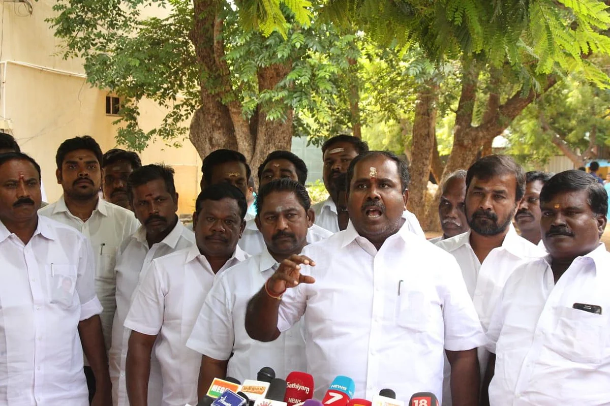 `தினகரன் பிரிக்கும் வாக்குகளைச் சரிக்கட்டுவோம்!' - அமைச்சர் உதயகுமார் கணிப்பு