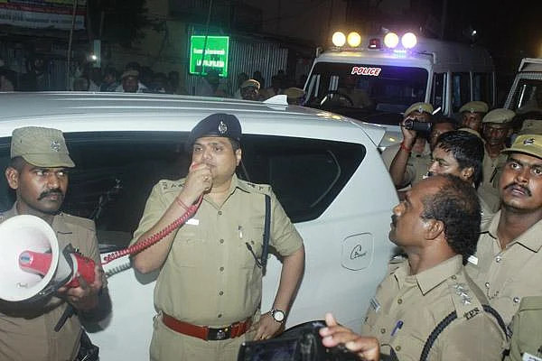 பறந்து வந்த முட்டை, கல்... கணநேரத்தில் தப்பித்த கமல்! - அரவக்குறிச்சி பொதுக்கூட்டத்தில் களேபரம்