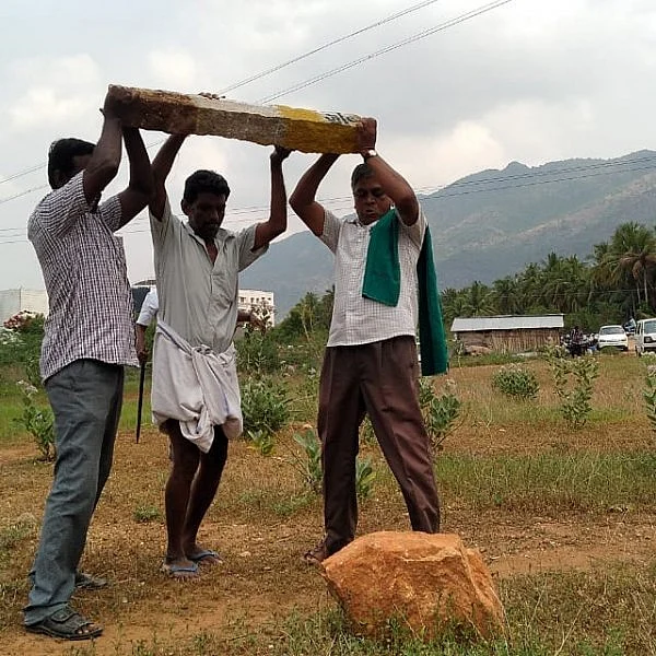 `ஆடு, மாடு, கோழி பணத்தை திங்குமா?'- எட்டு வழிச் சாலை திட்டத்தால் கொந்தளிக்கும் 80 வயசு மூதாட்டி