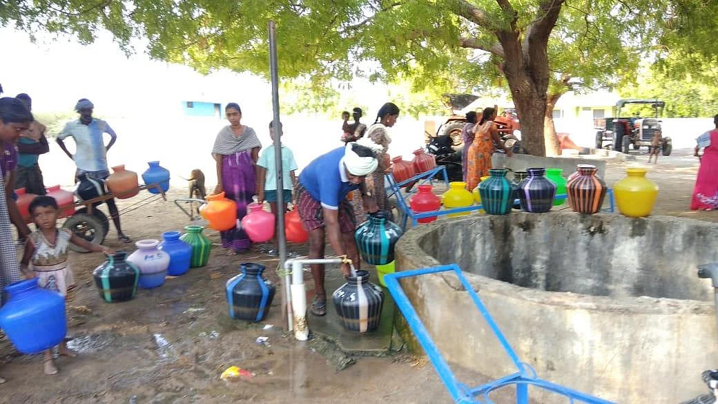 `கதவு எண், குடும்பத் தலைவரின் பெயர்!'- போர்டு வைத்து தண்ணீர் பிடிக்கும் கிராமம்