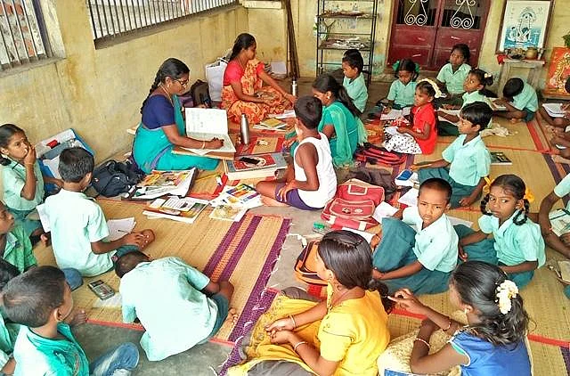 முடிவு பெறாத கட்டடப்பணி! - விருத்தாசலம் அருகே கோயிலில் செயல்படும் தொடக்கப்பள்ளி