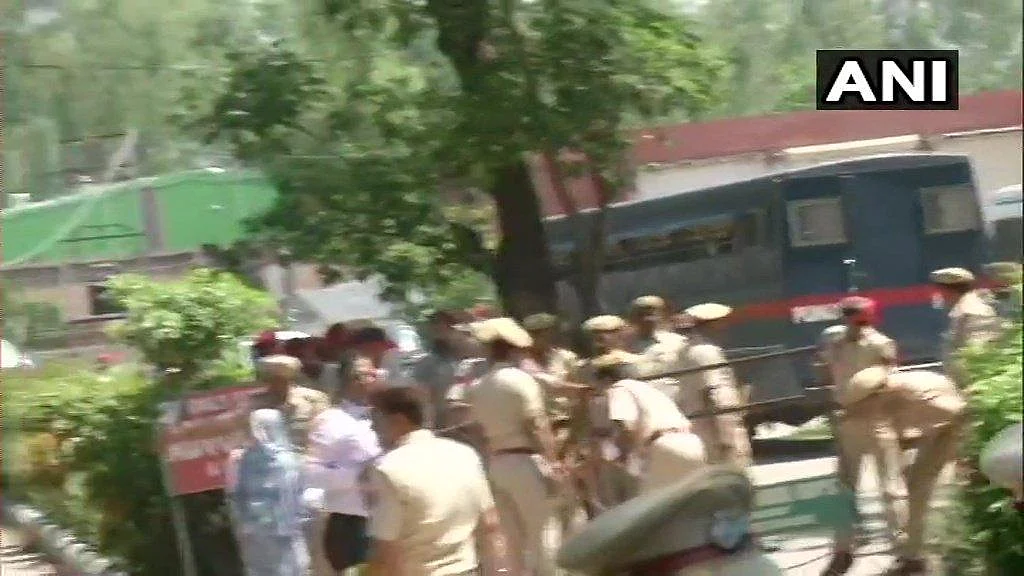 கத்துவா சிறுமி கொலை வழக்கில் 6 பேர் குற்றவாளிகள் எனத் தீர்ப்பு!