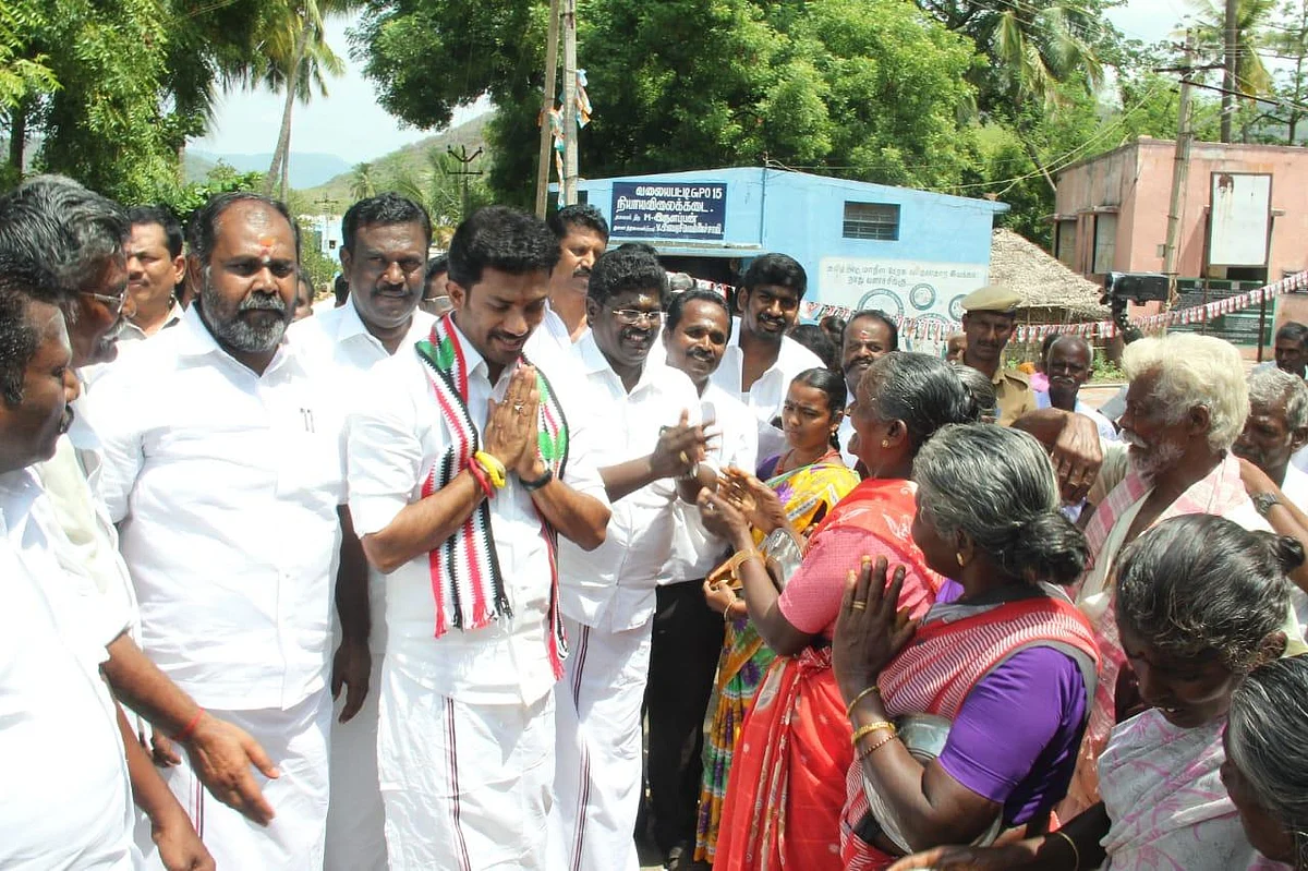 அறிஞர் அண்ணாவைப் பார்த்து பயந்த அ.தி.மு.க எம்.பி ரவீந்திரநாத்குமார்!