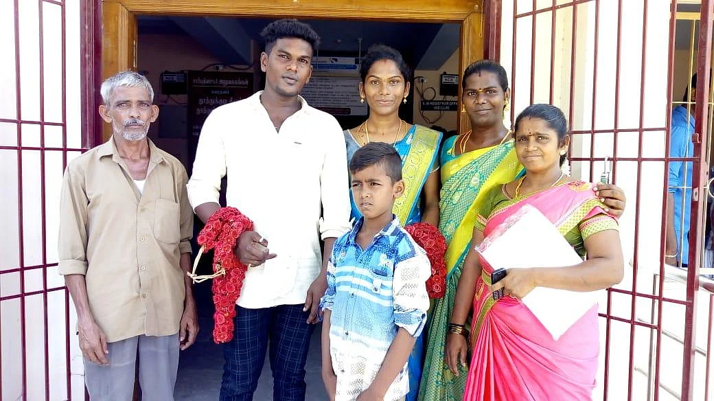 தமிழகத்திலேயே முதல்முறையாக ஆண் - திருநங்கை திருமணத்துக்குப் பதிவுச் சான்றிதழ்!