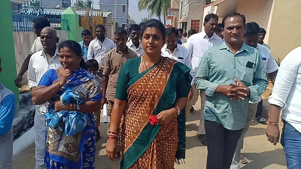 `நகரி நாயகி; சந்திரபாபு நாயுடுவின் சிம்ம சொப்பனம்!' - ஆந்திர அரசியலில் புயலைக் கிளப்பும் ரோஜா