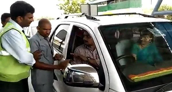 ‘ஸ்டிக்கருக்கெல்லாம் இலவசம் கிடையாது மேடம்’ - அமைச்சரின் மனைவியை வெளுத்து வாங்கிய சுங்கச்சாவடி ஊழியர்