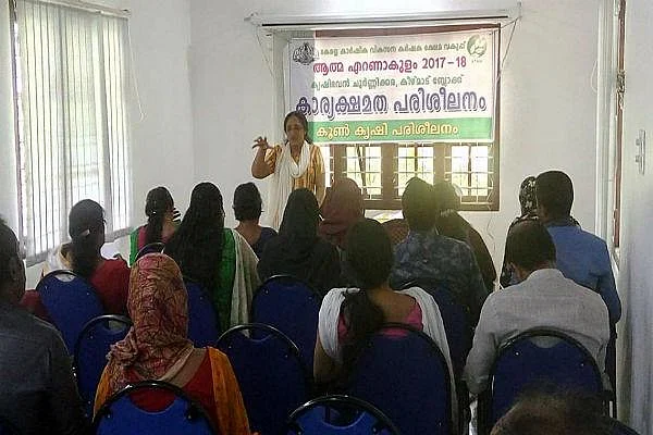காளான் வளர்ப்பில் மாதம் ₹1 லட்சம் வருமானம்... விடாமுயற்சியால் சாதித்த பெண்!