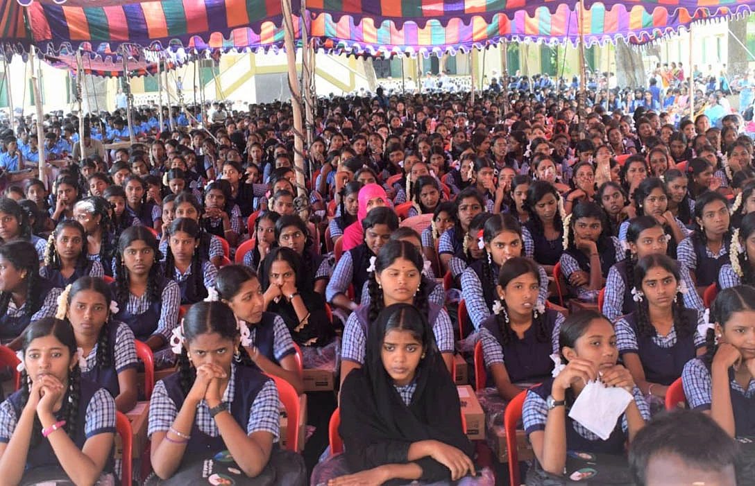 லேப்டாப் வாங்குவதற்காக காத்திருந்த மாணவிகள்.