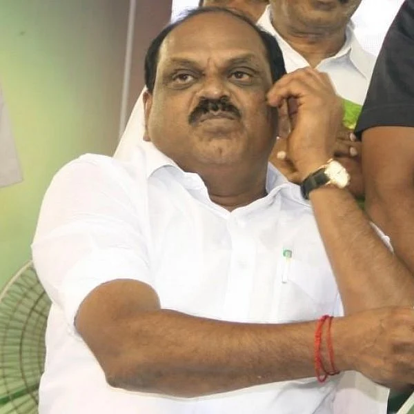 `முந்திய எடப்பாடி; பிந்திய ஓ.பி.எஸ்!' - தனியே தன்னந்தனியே வைத்திலிங்கம்